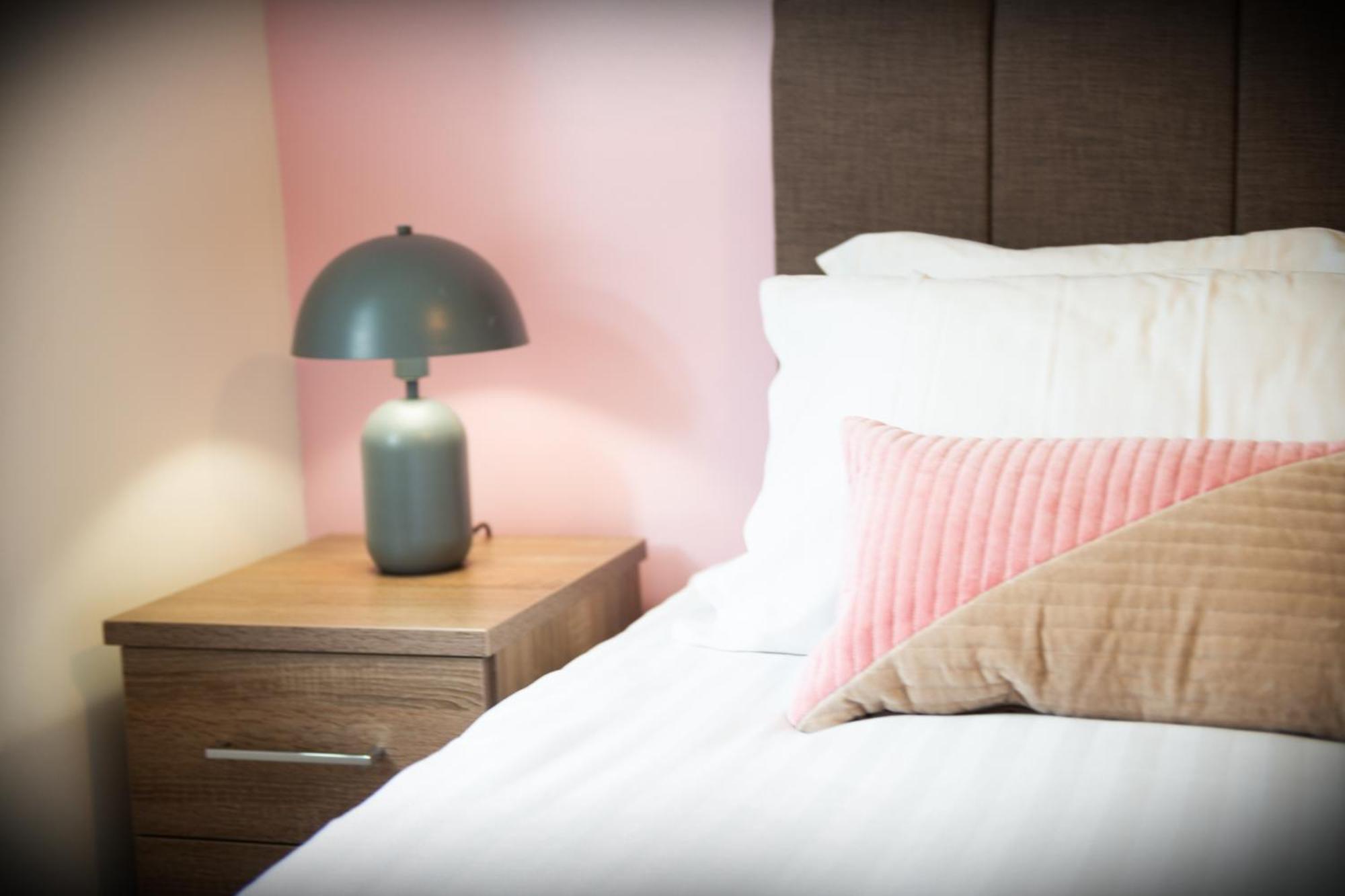 The 'Pinky' - Beautiful 1 Bed Apartment In Hatfield - Free Parking - Near Uni & Business Park - Big Savings On Long Stays Ngoại thất bức ảnh